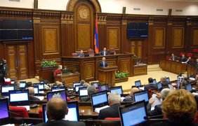 Протесты в Ереване: выборы премьера перенесли