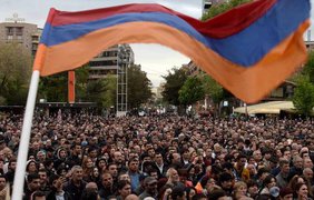 Протесты в Ереване: дороги перекрыты, аэропорт бастует (видео)