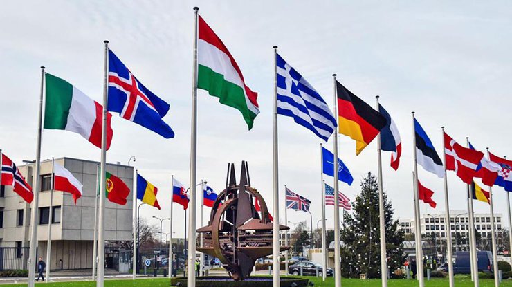 Будапешт предлагает пересмотреть поддержку, которую НАТО оказывает Украине.