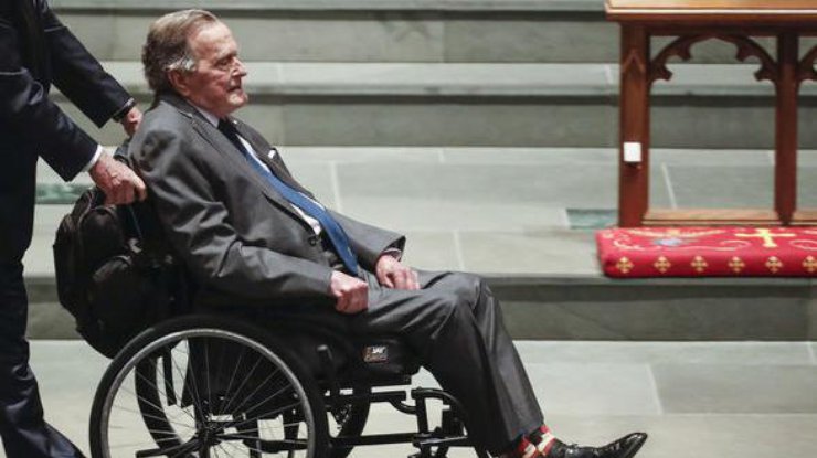 Бывшего президента США Джорджа Буша-старшего госпитализировали.