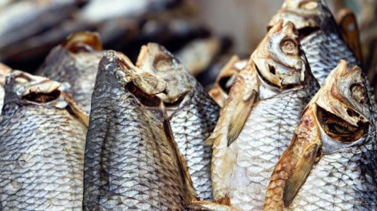 Покупать рыбу на стихийном рынке небезопасно.