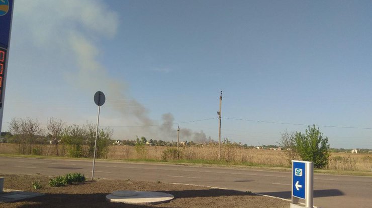 В Балаклее продолжается пожар. Фото: twitter.com/slobozhanyn