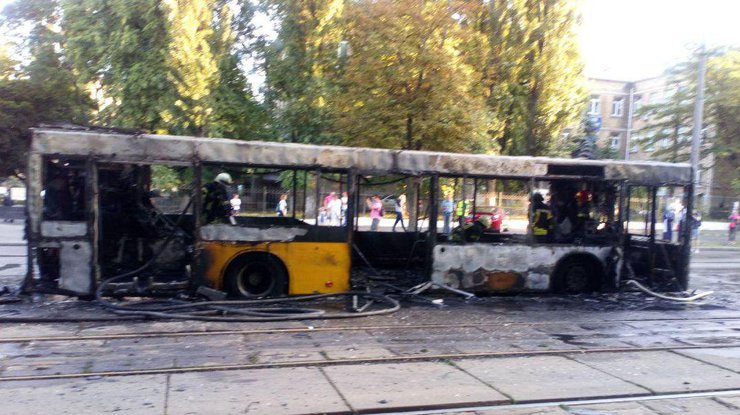 Пассажирский автобус сгорел дотла. Фото: 112.ua