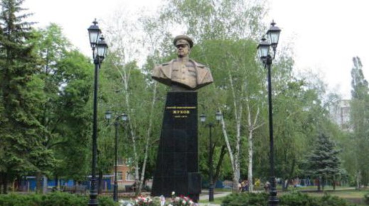В Харькове вандалы обезглавили памятник маршалу Жукову