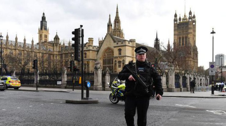 В Лондоне трех человек атаковали с применением "токсичного вещества"