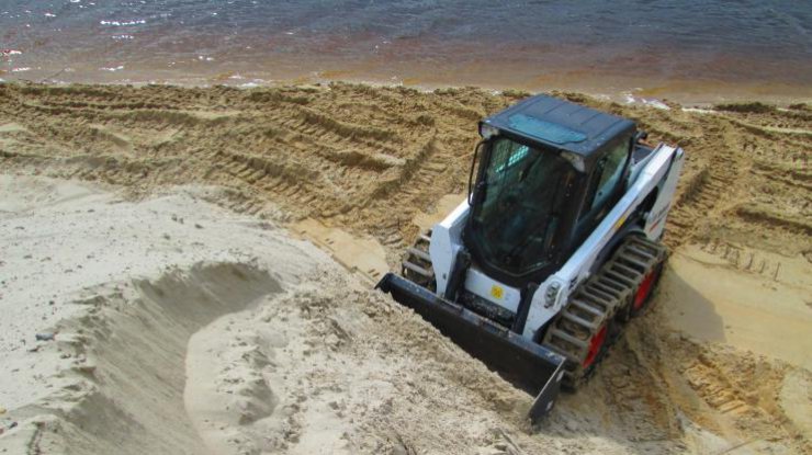 На столичные пляжи привезли 10 тысяч тонн песка