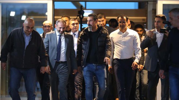 Пашинян встретил лидера System of a Down в аэропорту Еревана (Фото: Photolure) 