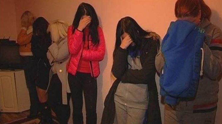 По прибытии в девушек забирали документы. Илл. фото: panoptikon.org