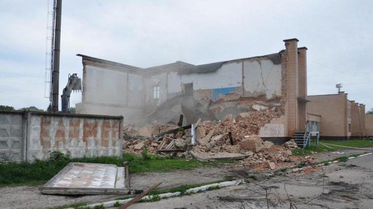 В Полтавской области посреди города обрушился спорткомплекс