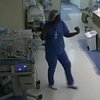 Медсестра попыталась убить четырех новорожденных детей (видео)
