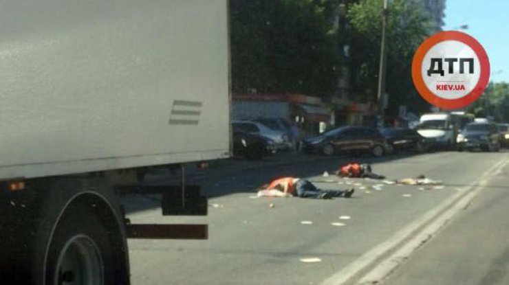 Лужи крови: В Киеве грузовик сбил пешеходов