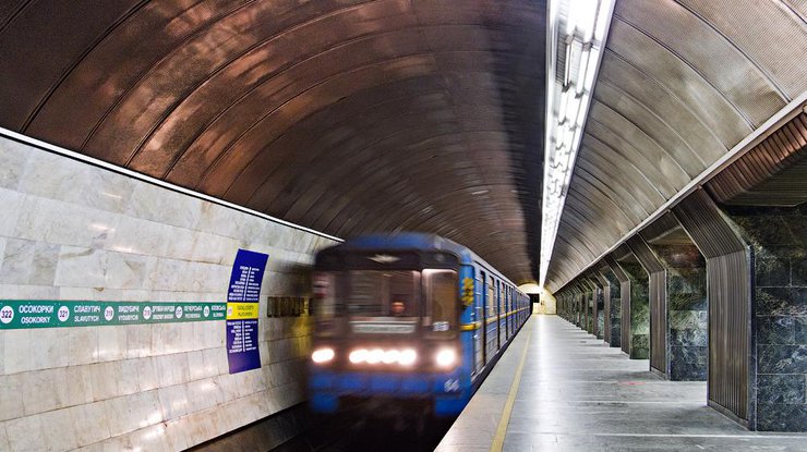 В Киеве подростки прыгнули под колеса поезда метро