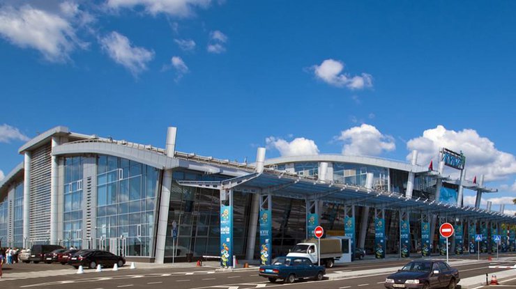 В аэропорту "Киев" пассажиры блокируют вылет самолетов