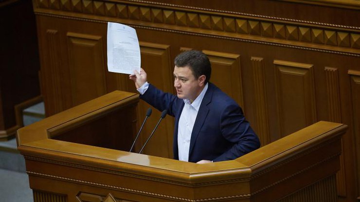 Виктор Бондарь передал спикеру парламента обращение с подписями народных депутатов. Фото: vidrodzhennya.org.ua