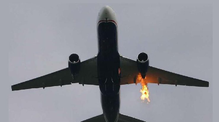 Самолет с фанатами сборной Перу загорелся в воздухе