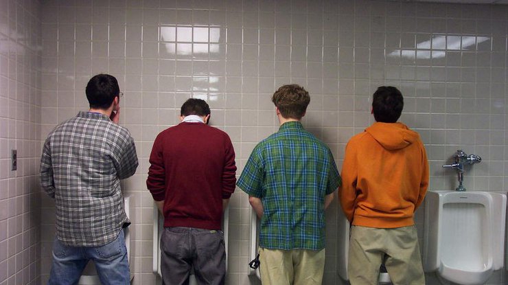 Драка за писсуар: группа мужчин не поделила очередь в туалет
