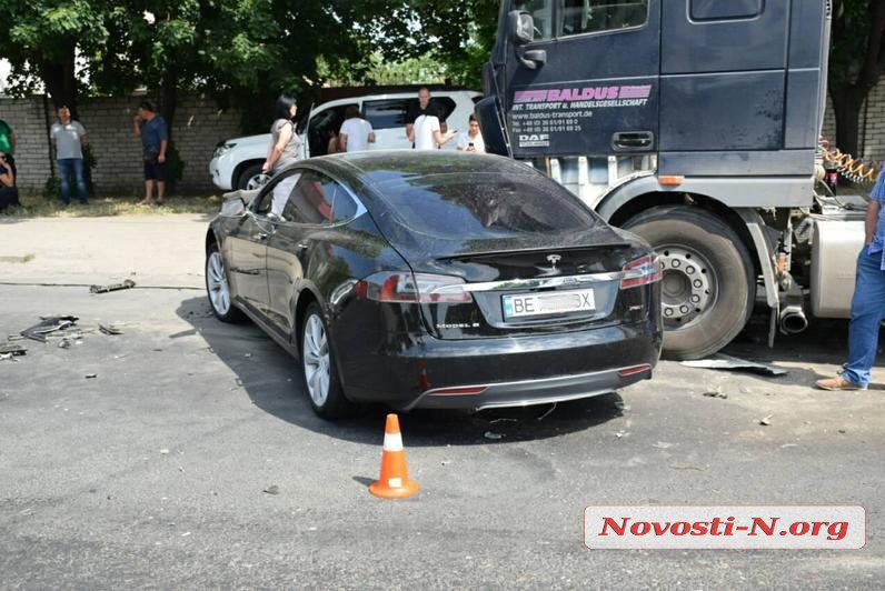 В Николаеве грузовой автомобиль протаранил «Tesla» — водителя забрала «скорая»