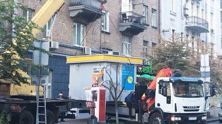 Уже демонтировали два торговых объекта в самом центре Киева