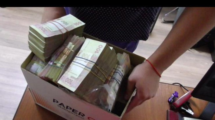 Полицейские отобрали деньги в сумме 500 тысяч гривен. Фото: СБУ