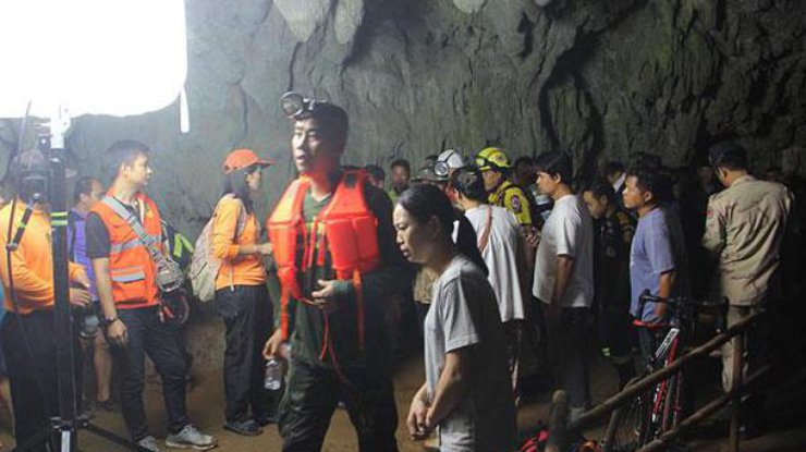 К пещере уже прибыли местные журналисты 