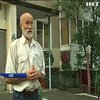 Художник з Києва прикрашає будинки петриківським розписом