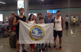 Заключенные на корабле украинские моряки вернулись домой из Греции
