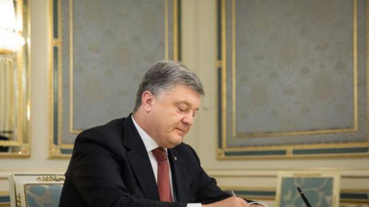 Президент подчеркнул, что закон является символом сотрудничества с международными организациями по безопасности. Фото: facebook.com/petroporoshenko