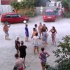 В Кирилловке полуголая туристка устроила пьяный дебош (видео)