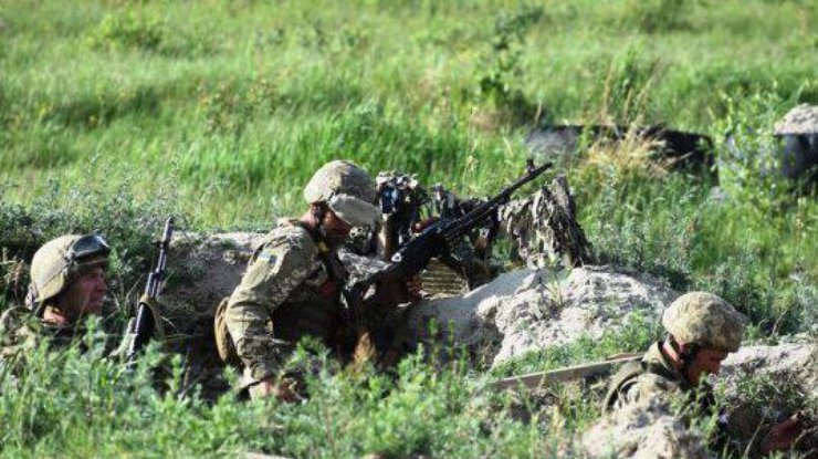 Бойцы ВСУ удерживают позиции на Донбассе. Илл.: uatv.ua
