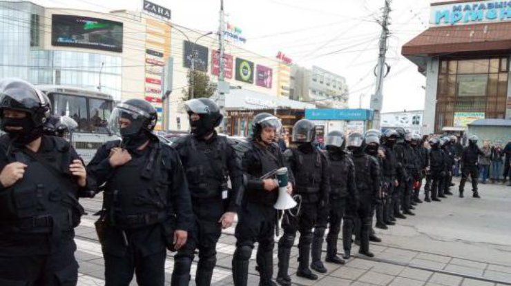 Полицейские на акции против пенсионной реформы в Новосибирске 