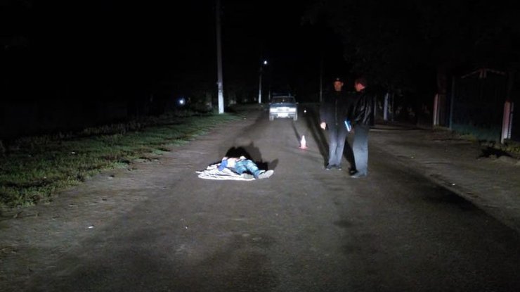 Тело 25-летнего мужчины обнаружили на обочине дороги