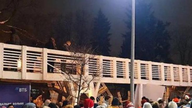Фото: В Москве рухнул мост