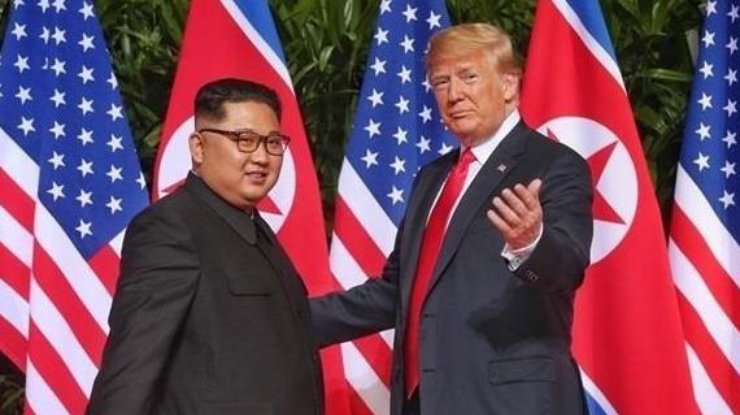 Ким Чен Ын и Дональд Трамп на саммите в Сингапуре