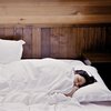 Как выбор стороны кровати влияет на сон