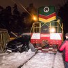 В Киеве поезд протаранил автомобиль 