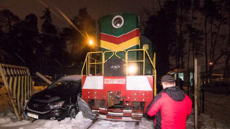 В Киеве поезд протаранил автомобиль 