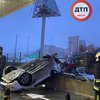 В Киеве из-за сильного столкновения авто перевернулось на крышу возле АЗС