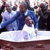 В Южной Африке на священника подали в суд за "воскрешение покойников"