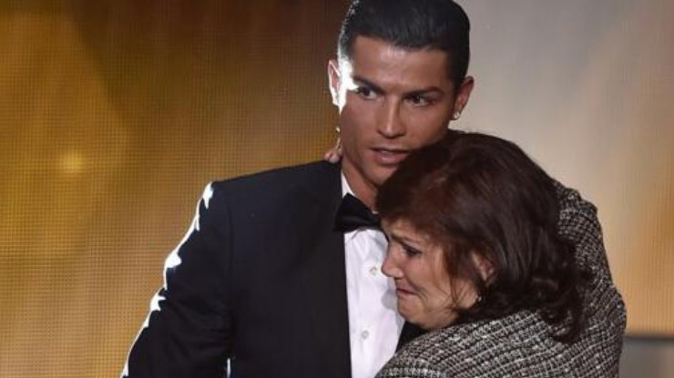 Фото: Роналду с мамой (AFP)
