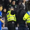 В Шотландии футболист подрался с фанатом прямо на поле (видео)