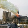 Горит собор Парижской Богоматери: спасатели не могут остановить пожар 