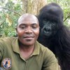Благодарные гориллы сделали селфи со спасателями