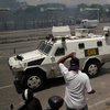 В Венесуэле протестующих давили бронемашинами (видео)
