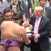 Дональд Трамп вручив кубок переможцю чемпіонату із сумо
