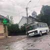 На Закарпатье автобус провалился под землю (фото)