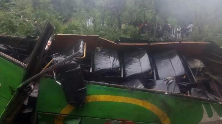 В Индии пассажрский автобус упал в ущелье \ фото: ANI