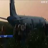 У Росії пасажирський літак здійснив аварійну посадку на кукурудзяному полі (відео)