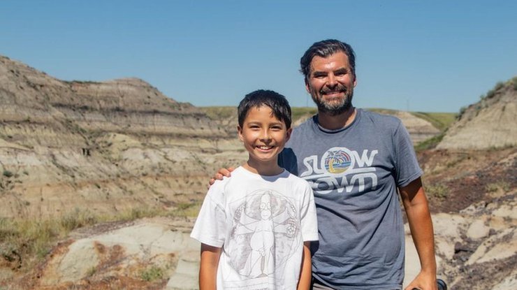 12-летний Натан Грушкин со своим отцом на раскопках гадрозавра