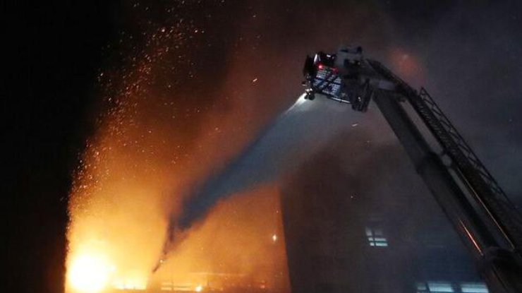 Спасатели тушат жилой небоскреб / Фото: yna.co.kr