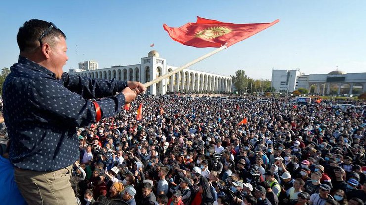В Бишкеке идут столкновения между сторонниками различных партий и политиков